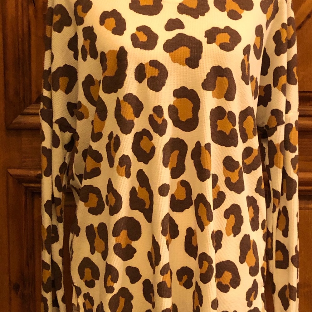 On Trend Leopard Top - Picture 2 of 8